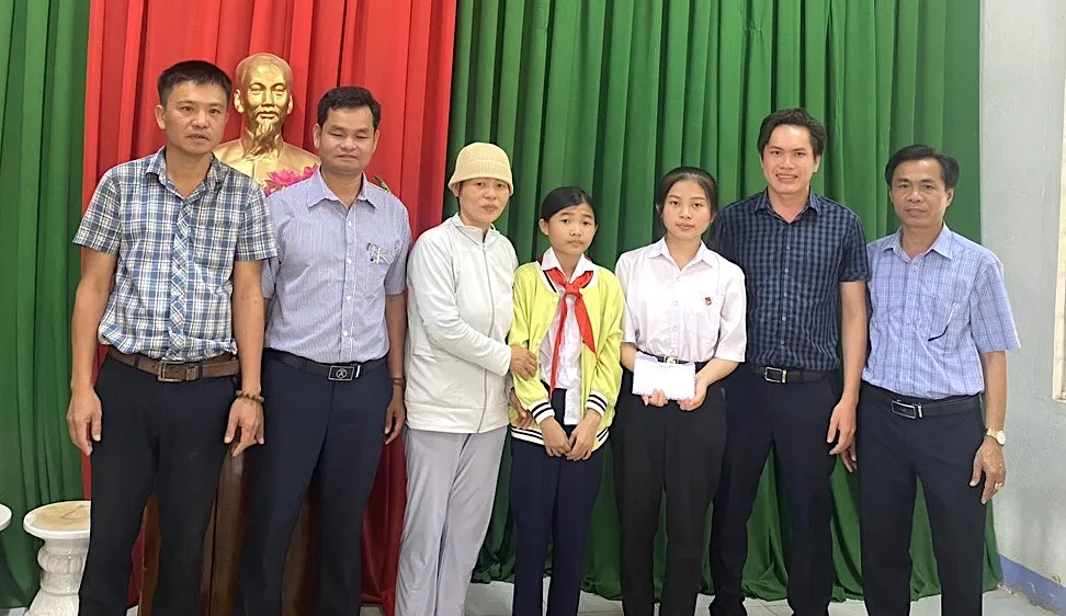 Trao tiền hỗ trợ 3 mẹ con chữa bệnh ung thư