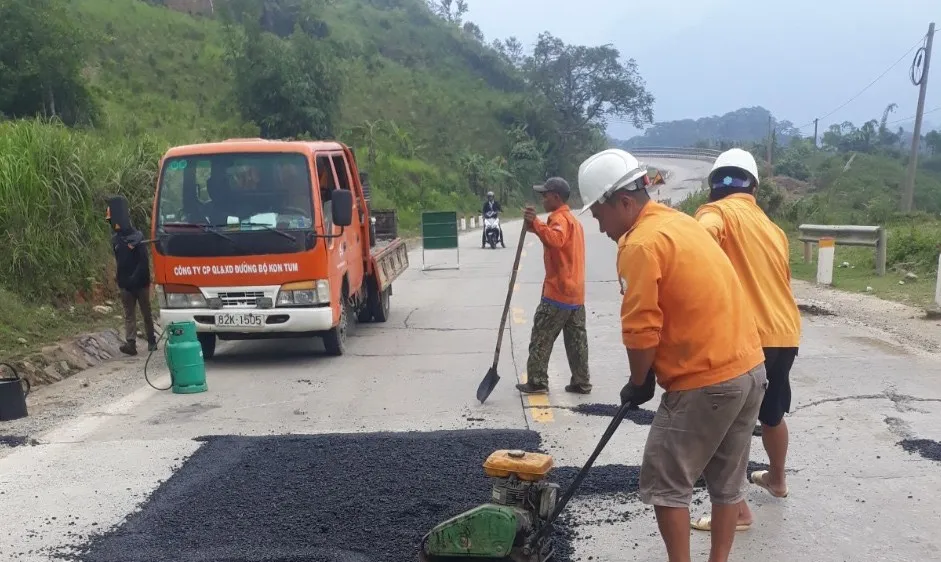 Khắc phục hư hỏng tạm thời trên đèo Lò Xo