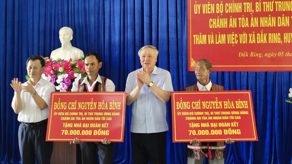 Chánh án TAND tối cao Nguyễn Hòa Bình thăm, làm việc vùng bị ảnh hưởng động đất 