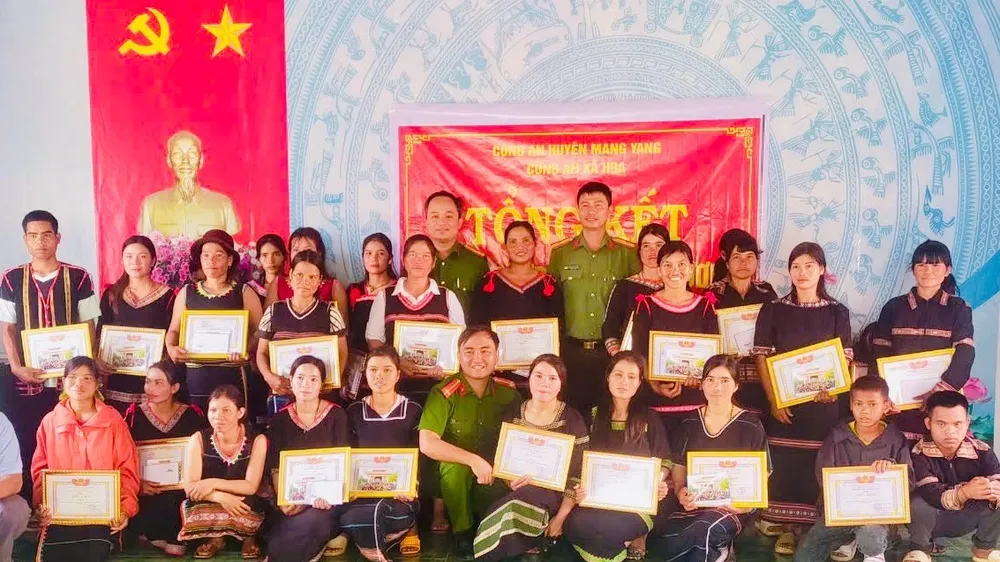 Công an xóa mù chữ cho đồng bào Ba Na