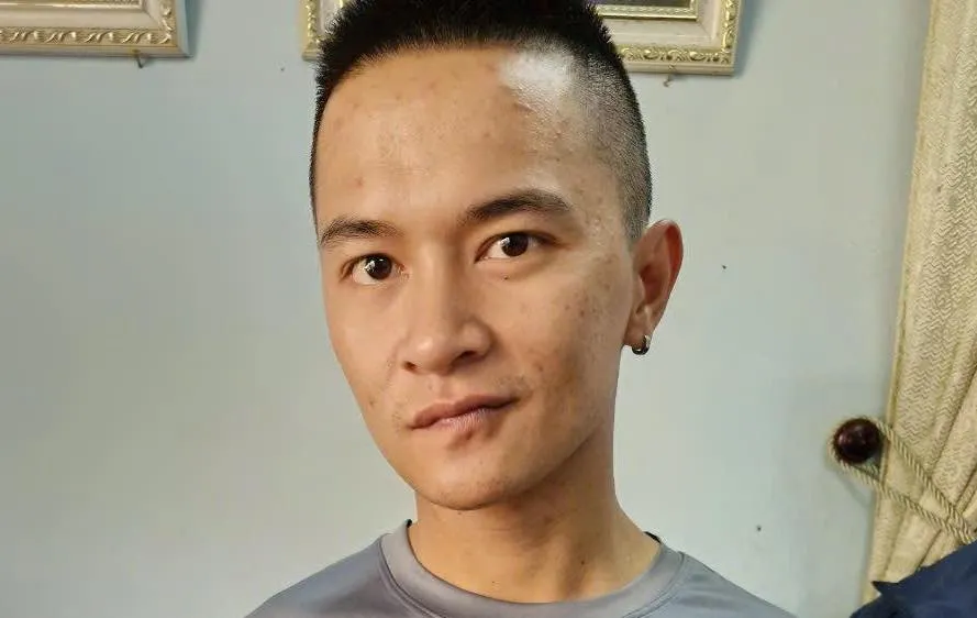 Tạm giữ hình sự đối tượng cầm dao cố thủ trong nhà, dọa tự sát