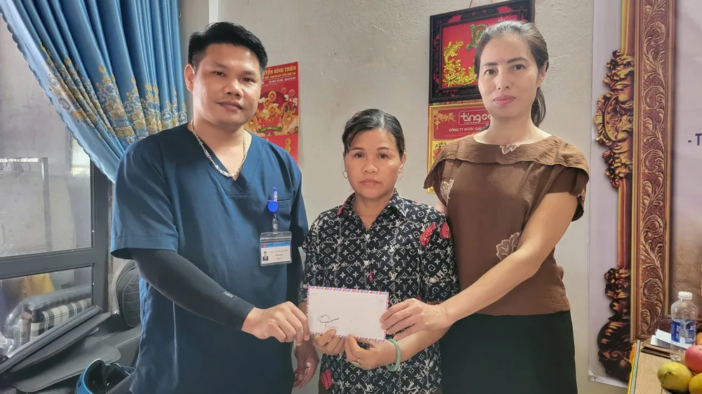 Trao tiền hỗ trợ cho gia đình có 2 vợ chồng mắc ung thư, con bị tâm thần