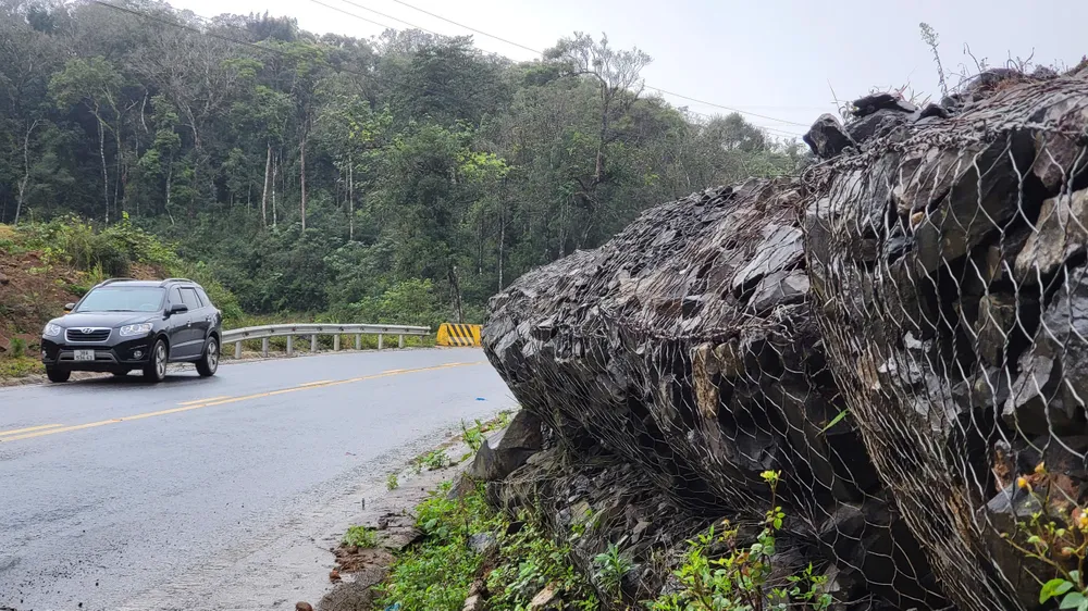 Kon Tum: Quốc lộ 24 bị sạt lở ta luy, mặt đường bong tróc
