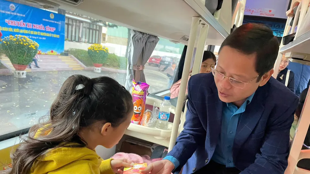 Gia Lai: Chuyến xe nghĩa tình đưa 92 người lao động có hoàn cảnh khó khăn về quê đón tết