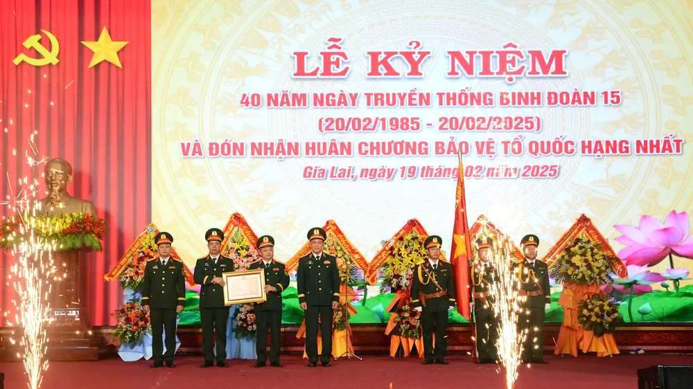 Binh đoàn 15 đón nhận Huân chương bảo vệ Tổ quốc hạng Nhất 