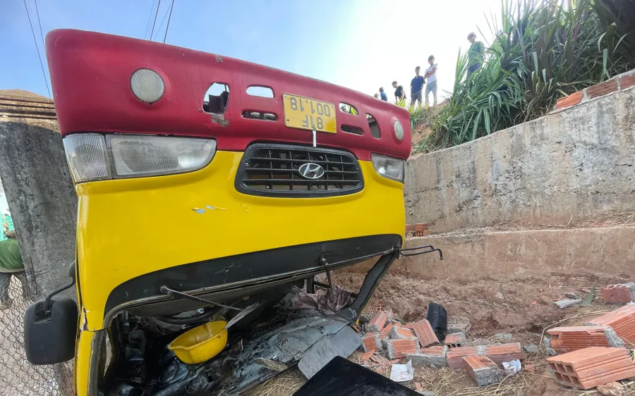 Gia Lai: Lật xe chở học sinh 