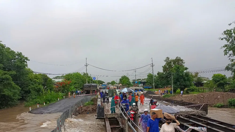 Mưa lớn làm ngập cầu tạm trên Quốc lộ 25, giao thông bị chia cắt