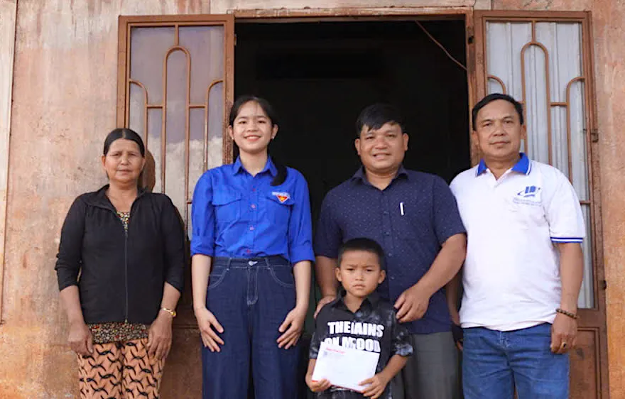 Trao tiền hỗ trợ đợt 2 cho cháu bé mồ côi cha mẹ