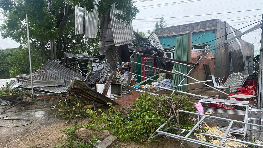 Mưa lớn kèm gió lốc làm hư hại 38 nhà dân