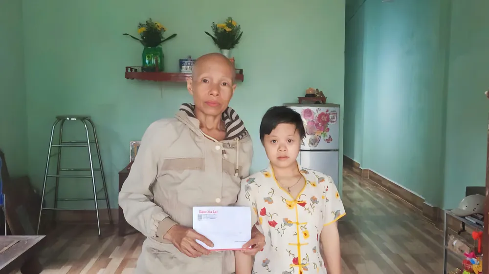 Mẹ ung thư nuôi con thiểu năng được Bạn đọc Báo SGGP hỗ trợ 23,7 triệu đồng