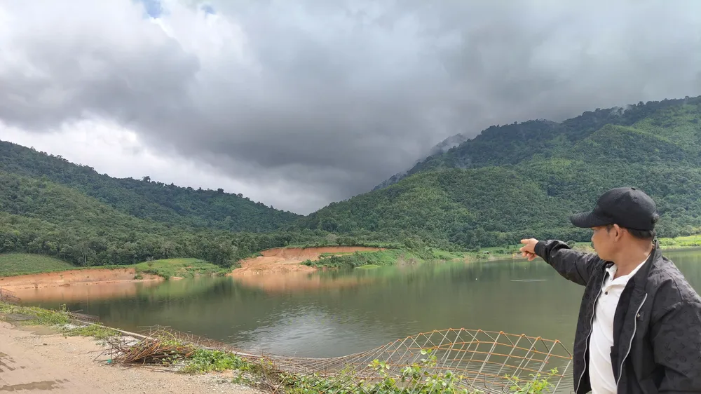 Đường mòn dẫn lên khu sản xuất của người dân thôn Đăk Đe bị ngập khi thi công dự án