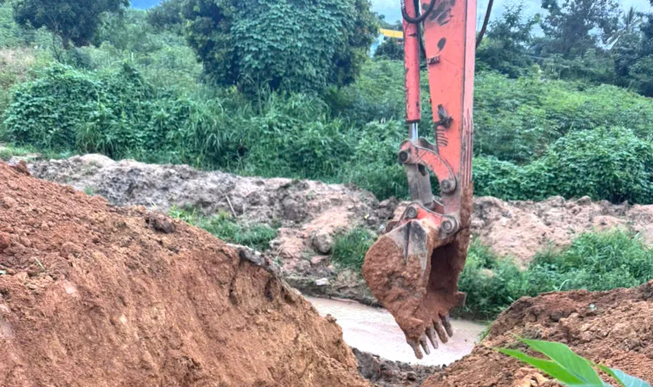 Quảng Ngãi: Tự ý san lấp đất, lấn suối làm ngập úng Quốc lộ 24