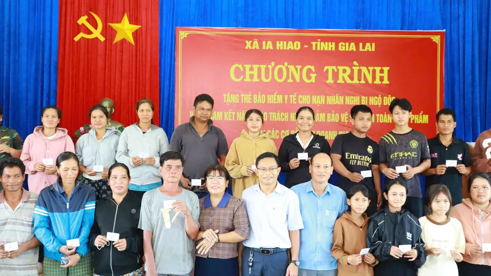 Tặng thẻ bảo hiểm y tế cho bệnh nhân nghi ngộ độc ở Gia Lai