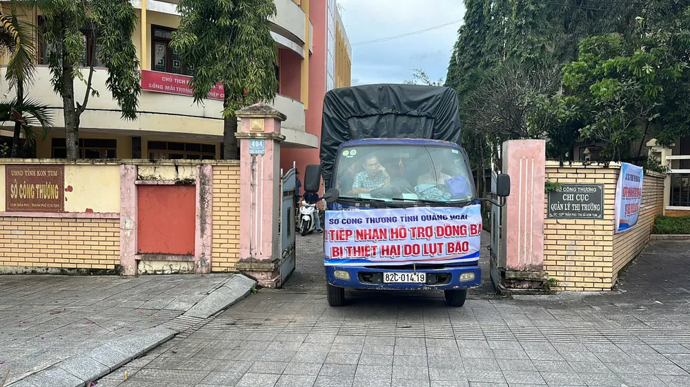 Quảng Ngãi: “Chuyến xe nghĩa tình” tiếp tế thực phẩm cho 400 hộ dân bị cô lập do sạt lở núi