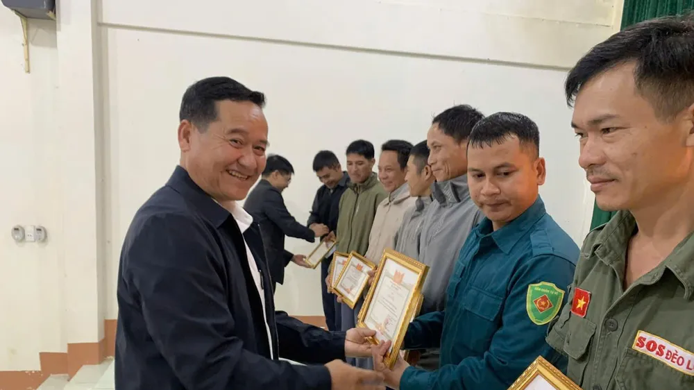 Ông A Sô Lai, Bí thư Đảng ủy xã Đăk Plô tặng Giấy khen cho các cá nhân có thành tích xuất sắc