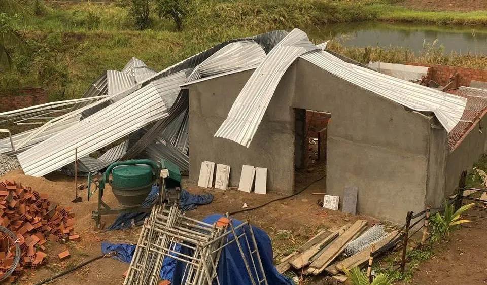 Gia Lai: Mưa kèm lốc xoáy làm tốc nhiều mái nhà