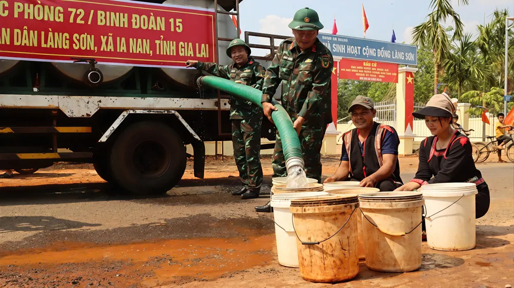 Gia Lai: Bộ đội chở nước cấp cho người dân vùng hạn