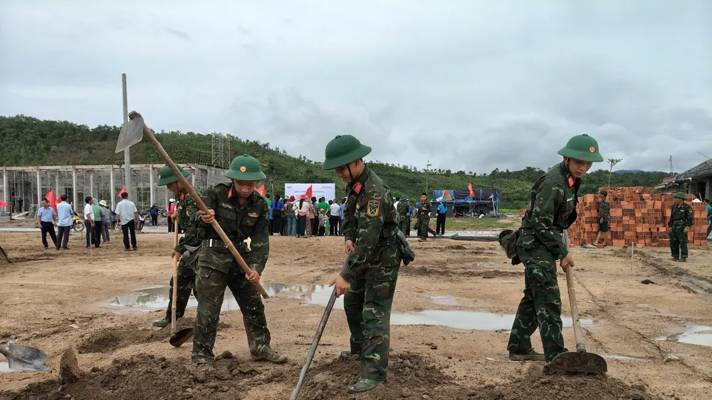 Gia Lai: Bộ đội giúp dân xây nhà tái định cư 