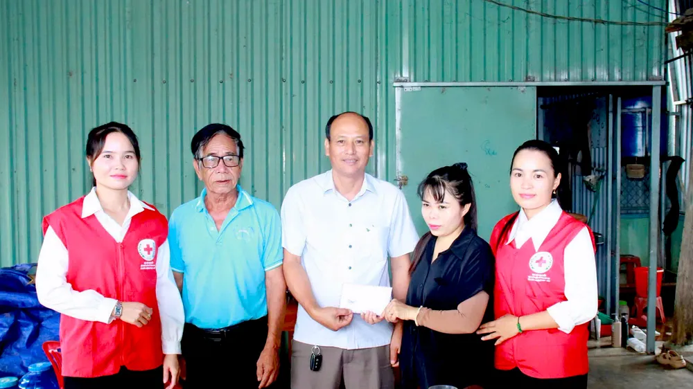 Gia Lai: Trao tiền hỗ trợ đợt 2 đến gia đình anh Vi Hồng Quang