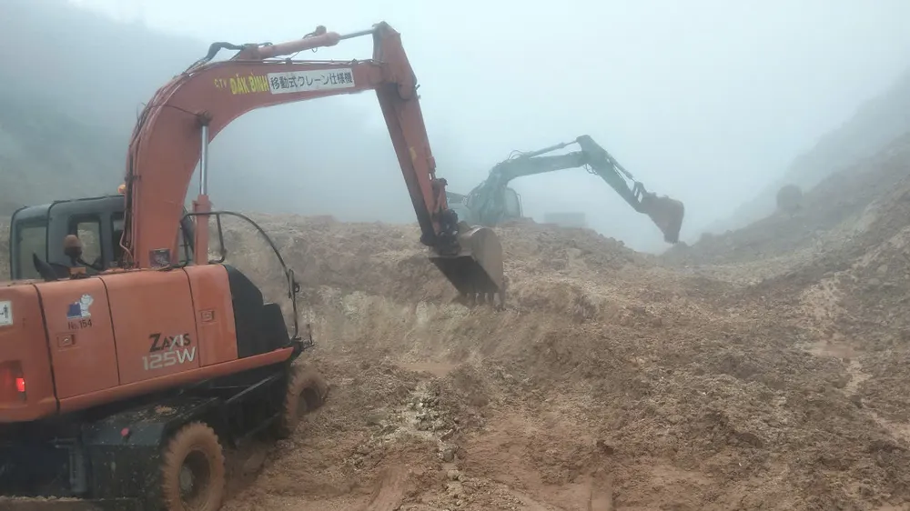 Quảng Ngãi: Liên tiếp sạt lở tuyến đường tránh đèo Măng Rơi 