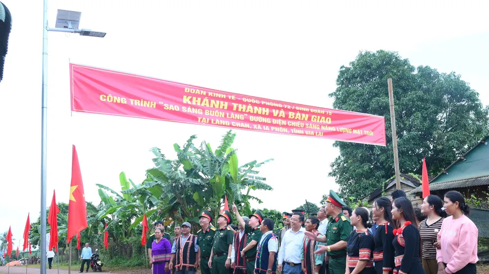 Gia Lai: Trao tặng đường điện năng lượng mặt trời cho làng Chan