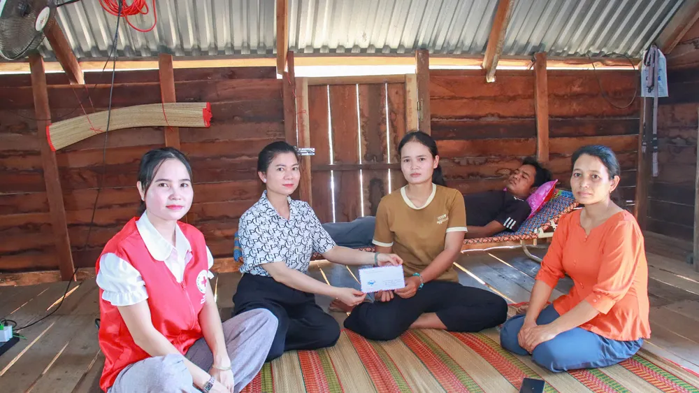 Gia Lai: Trao tiền hỗ trợ đợt 2 giúp anh Ksor Thưa chữa bệnh suy thận