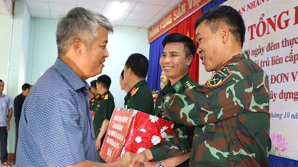 Tặng bằng khen các đơn vị quân đội hỗ trợ xây dựng 7 trường nội trú biên giới