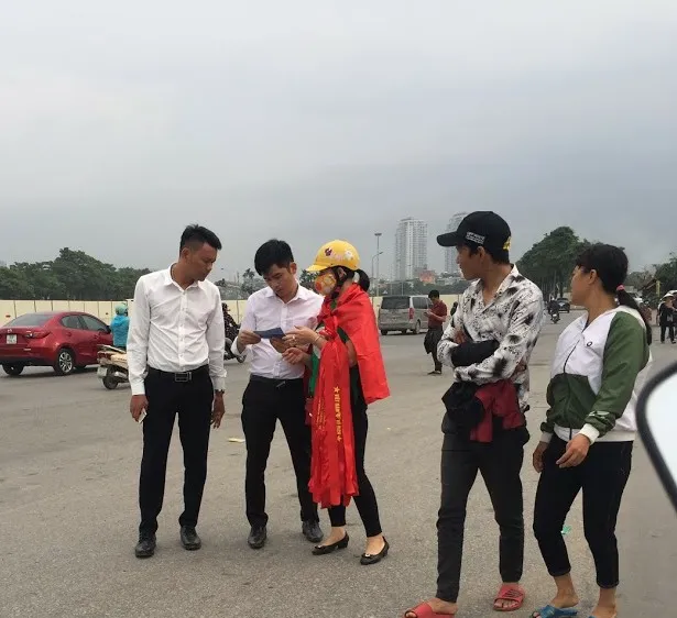 Giá vé quá cao nên nhiều người hỏi mua đã lắc đầu ngán ngẩm bỏ đi