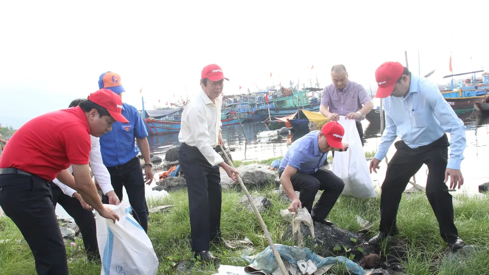 Thứ trưởng Bộ TN-MT cùng người dân tham gia chiến dịch ra quân Làm sạch biển