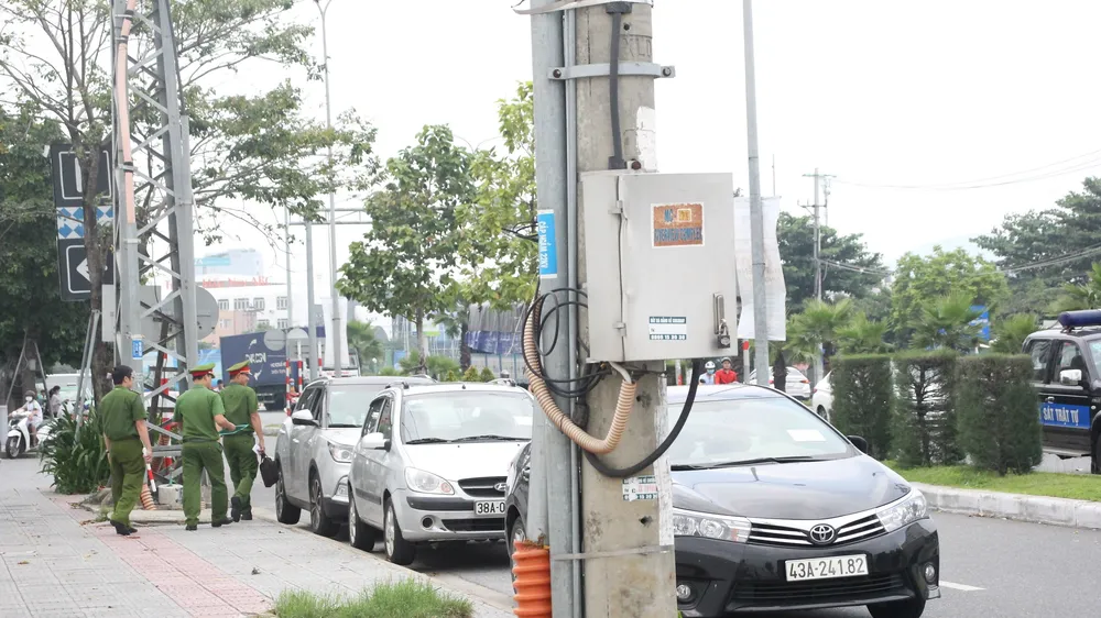 Phòng Cảnh sát Quản lý Hành chính về TTXH (Công An Thành Phố Đà Nẵng) tổ chức tuần tra và xử lý các phương tiện vi phạm 