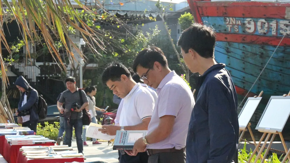 Người dân Đà Nẵng đến xem những tư liệu, hiện vật tại Nhà Trưng bày Hoàng Sa
