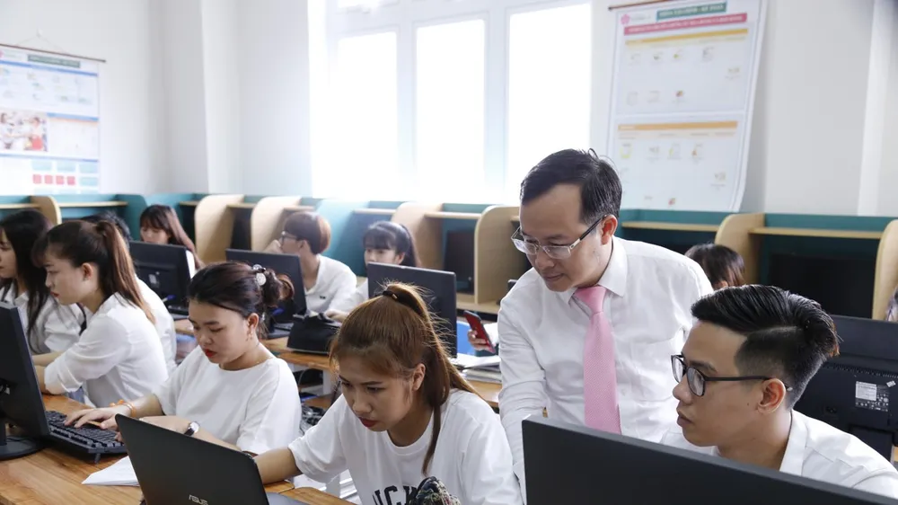 Một số đơn vị trường học triển khai học trực tuyến với những môn học đủ điều kiện