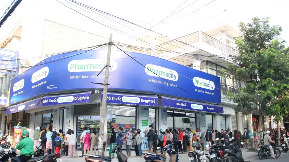 Người dân Đà Nẵng xếp hàng mua khẩu trang từ sáng sớm
