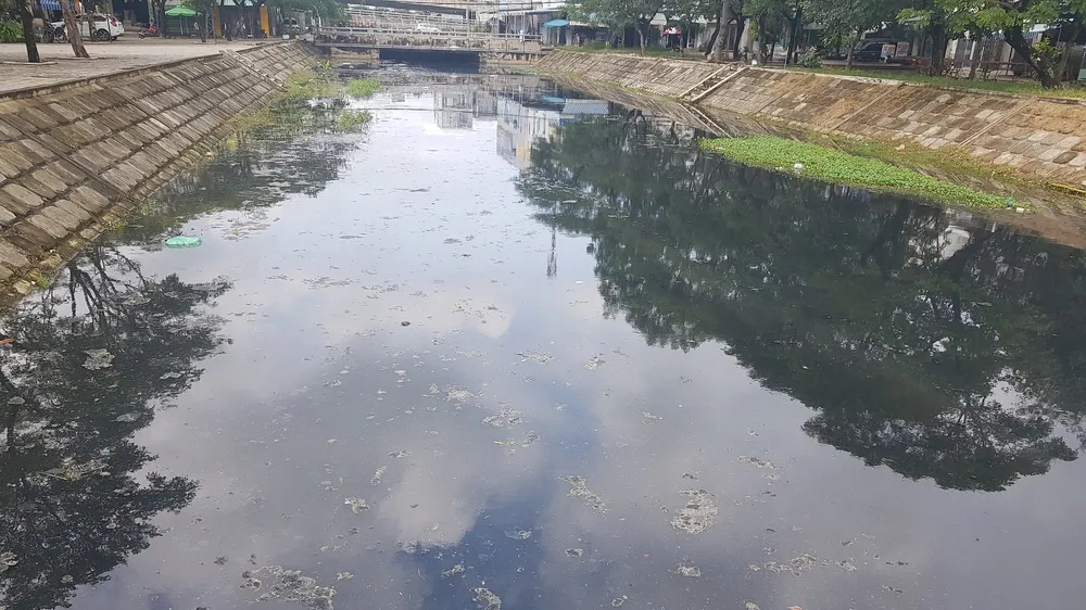 Tình trạng ô nhiễm kéo dài nhiều năm qua tại tuyến kênh Phần Lăng kéo dài từ Sân bay Quốc tế Đà Nẵng đến kênh Phú Lộc (bao gồm cả hồ điều tiết Thanh Lộc Đán, thường gọi Bàu Trảng)