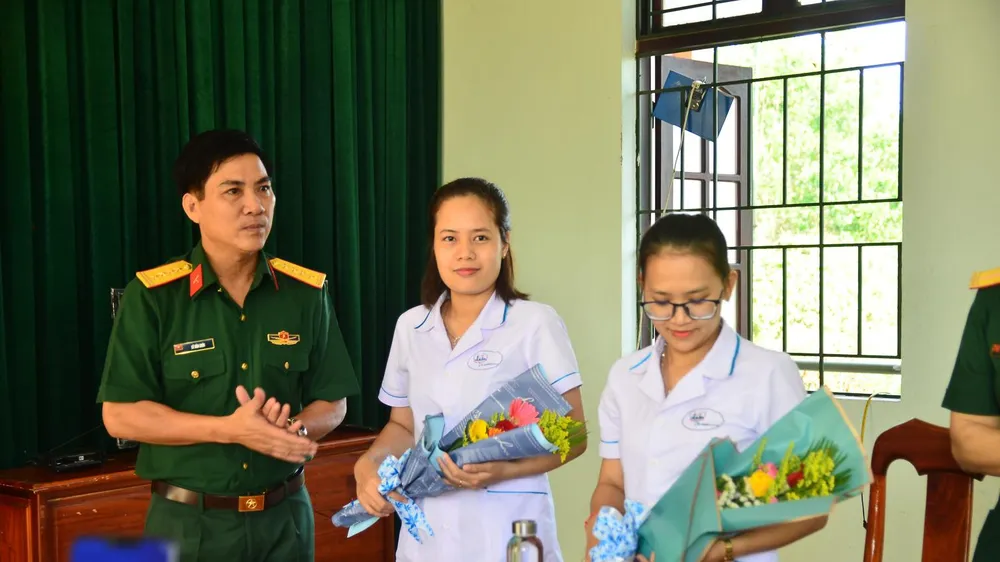 Bộ chỉ huy Quân sự và Sở Thông tin- Truyền thông thành phố Đà Nẵng tặng quà, động viên và mong muốn các công dân, đội ngũ y, bác sỹ nữ tiếp tục thực hiện nhiệm vụ với tinh thần trách nhiệm cao nhất, đảm bảo việc ngăn chặn triệt để dịch bệnh không lây lan 