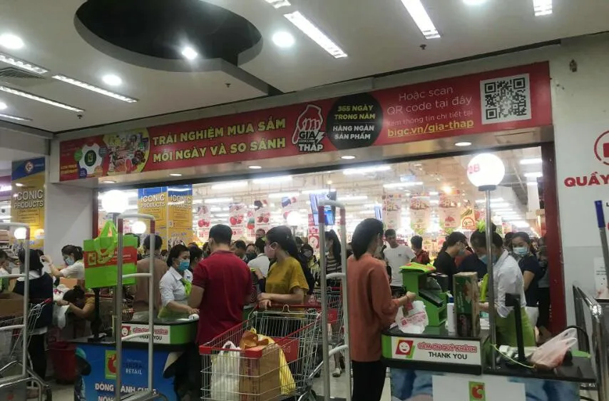 Một bộ phận người dân thành phố Đà Nẵng lo lắng ào ạt đến các siêu thị, Trung tâm thương mại để mua sắm tích trữ hàng hóa