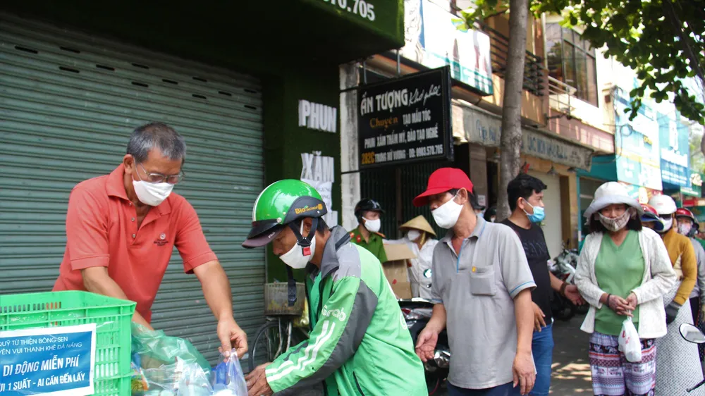 Những suất cơm miễn phí mỗi ngày phần nào giúp người lao động nghèo vơi bớt khó khăn trong những ngày giãn cách xã hội