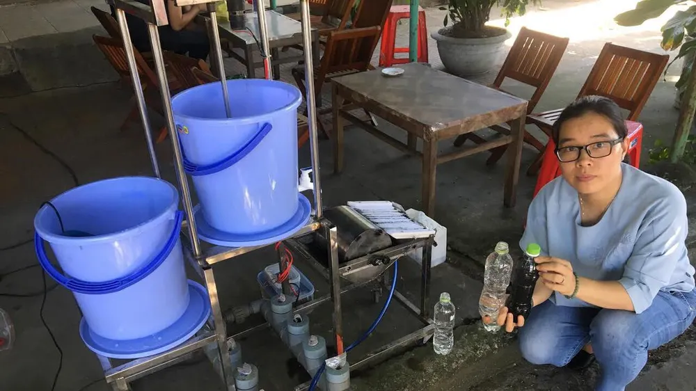 Nhận thấy nhiều người dân còn đối mặt với tình trạng nhiễm phèn, nguồn nước ngầm không đảm bảo, TS Thùy đã nghĩ ra đề tài “thiết bị lọc nước ngầm đa tầng”