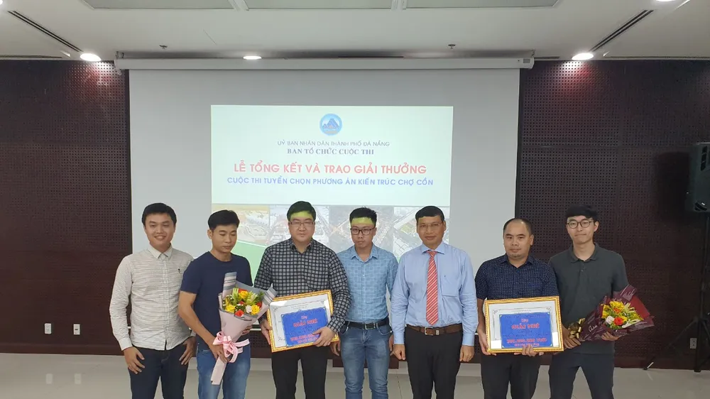 Ông Hồ Kỳ Minh, Phó Chủ tịch UBND TP Đà Nẵng trao thưởng cho 2 đơn vị đạt giải nhì cuộc thi thiết kế kiến trúc Chợ Cồn