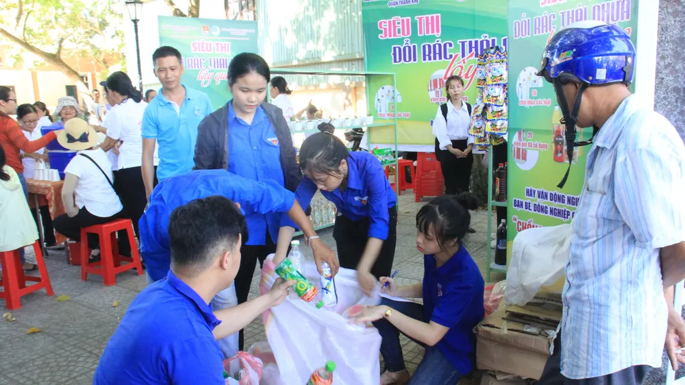 Mô hình Siêu thị "Đổi rác thải nhựa lấy quà tặng" nhận được sự hưởng ứng tham gia tích cực của người dân
