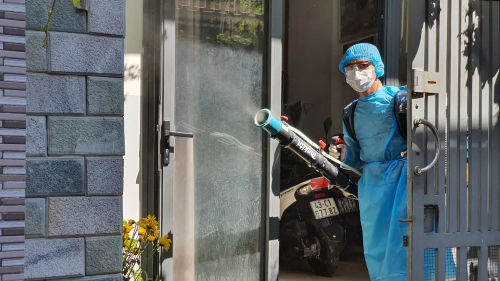 Lực lượng chức năng đến phun thuốc, khử khuẩn tại nhà BN 418