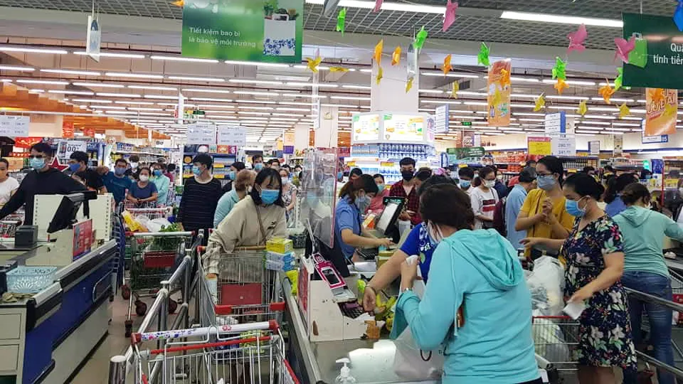 Người dân Đà Nẵng đổ xô mua hàng tích trữ dù hàng hóa không khan hiếm