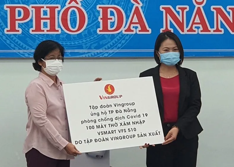 Bà Ngô Thị Kim Yến, giám đốc Sở Y tế Đà Nẵng tiếp nhận 100 máy thở xâm nhập VSMART VFS 510 của tập đoàn Vingroup