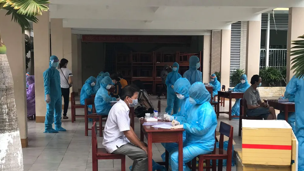 Lực lượng chức năng triển khai xét nghiệm đối với người dân trong khu vực phong tỏa