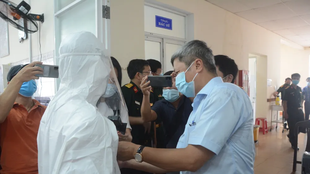 Thứ trưởng Bộ Y tế Nguyễn Trường Sơn đang kiểm tra chất lượng áo bảo hộ