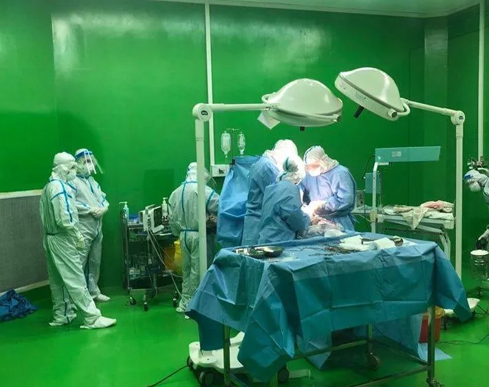 Bệnh viện dã chiến Hòa Vang đã phối hợp với các bác sĩ đến từ Bệnh viện Phụ sản Nhi Đà Nẵng tiến hành hội chẩn và đi đến quyết định mổ bắt con ngay trong đêm