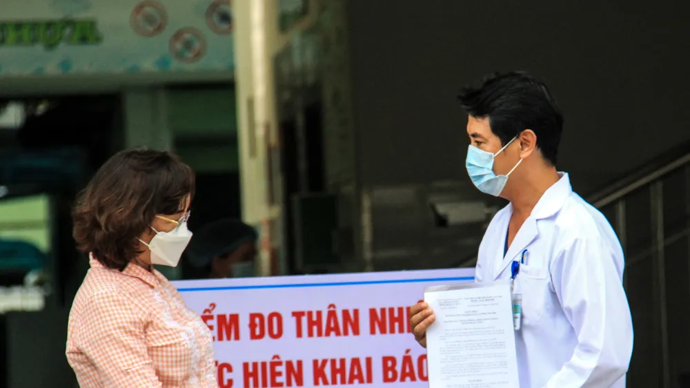 Bà Ngô Thị Kim Yến, Giám đốc Sở Y tế Đà Nẵng trao quyết định dỡ bỏ phong toả đối với Bệnh viện Đà Nẵng 