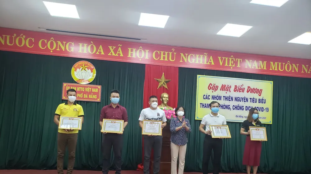 Ủy ban MTTQ Việt Nam TP Đà Nẵng tặng bằng khen biểu dương 20 câu lạc bộ, nhóm, đội, hội và cá nhân… đại diện cho 60 nhóm thiện nguyện toàn thành phố
