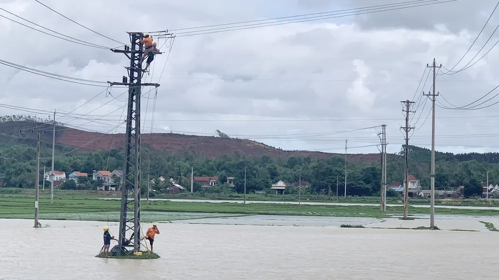 EVNCPC tiến hành kiểm tra lưới điện để khôi phục ngay khi đảm bảo an toàn cho con người và thiết bị