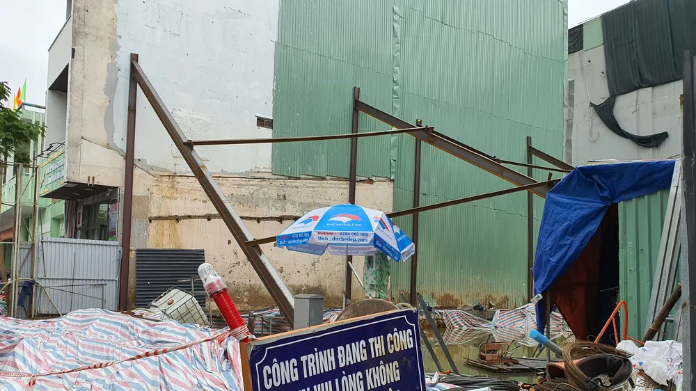 Công trình xây dựng nhà ở tư nhân đang giai đoạn thi công, làm nền móng bị ngập sâu đã gây ra tình trạng sụt lún các ngôi nhà lân cận